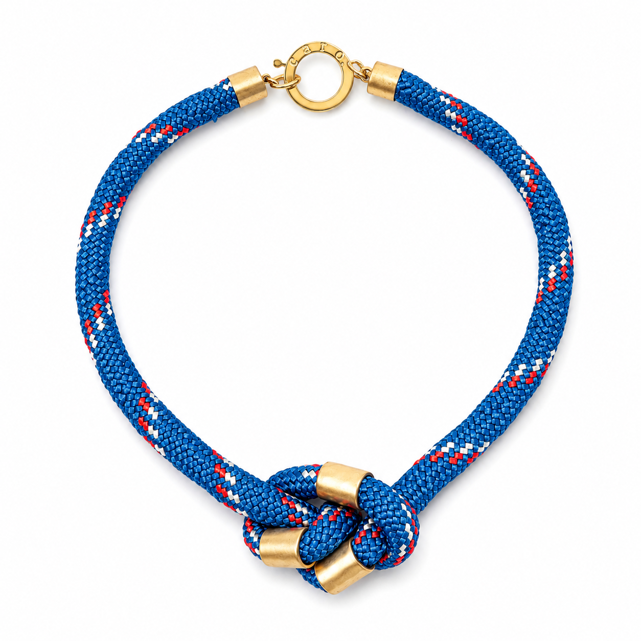 Handcrafted necklace featuring a braided rope in blue, red, and white tones with gold cylindrical accents and a circular gold clasp engraved “Caro.” The design highlights sporty elegance and modern craftsmanship.