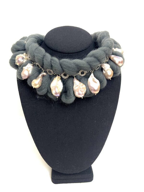Knitted with bulky yarn, this necklace will keep you warm. The baroque pearls measure more or less 30mm each. The necklace length is 19 INC/48 CM.