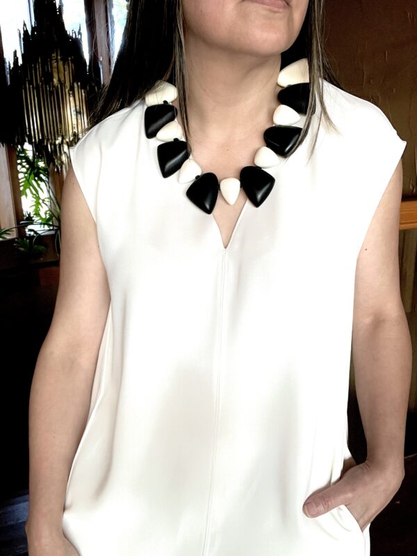 Classic Black and Ivory collar-style chunky necklace.