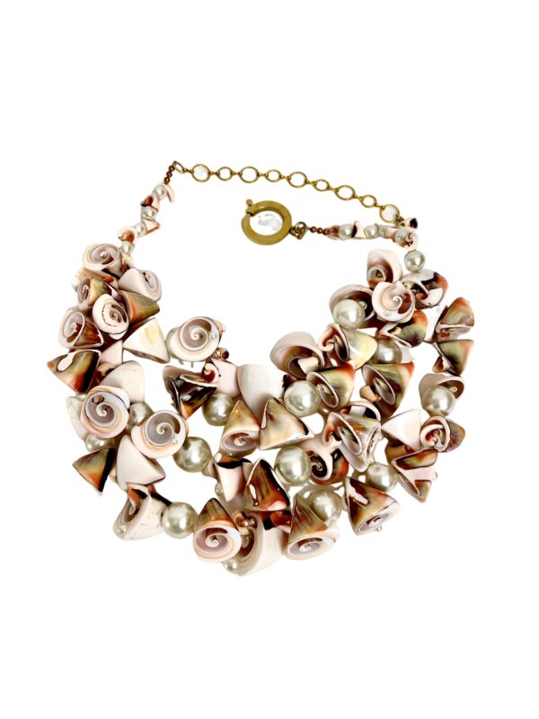 Natural and original seashells and pearls. A chunky necklace to wear as a chocker as a collar. The necklace measures 16 INC/41 CM, or as long as 21 INC/53 CM.