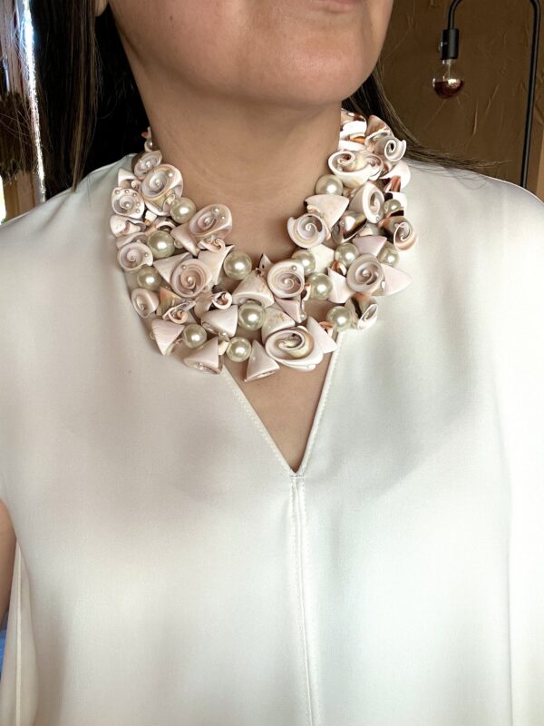 Natural and original seashells and pearls. A chunky necklace to wear as a chocker as a collar. The necklace measures 16 INC/41 CM, or as long as 21 INC/53 CM.
