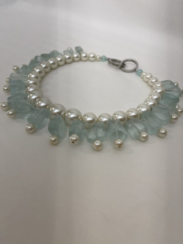 Squared-shaped tumbled glass beads and pearls.  The necklace measures 17.5IN/44CM/9OZ and it includes an extender.