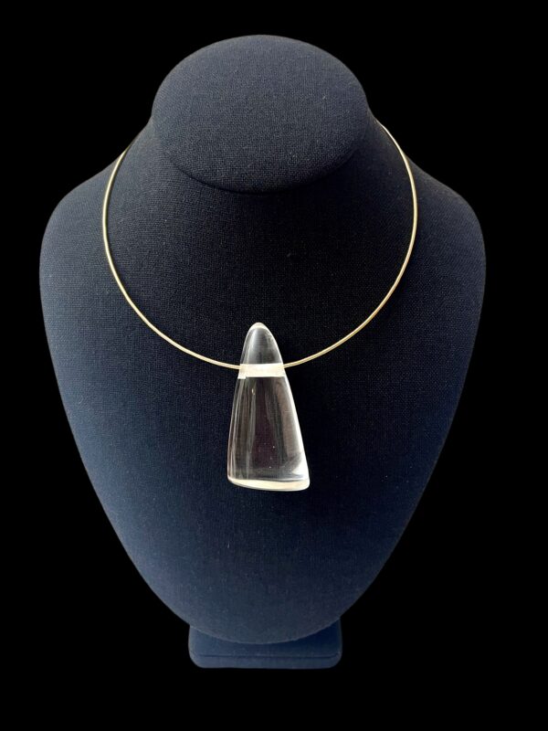 Clear Tooth: A large triangular tooth-like pendant reflects the light and has a sophisticated style.